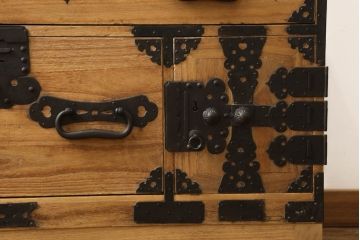 2段重ね桐箪笥をローチェストとローボードにリメイク!上段は高品質リペア。下段はヒノキ材の天板、木製脚を取り付け。どちらも木地色仕上げに。