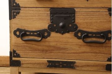 2段重ね桐箪笥をローチェストとローボードにリメイク!上段は高品質リペア。下段はヒノキ材の天板、木製脚を取り付け。どちらも木地色仕上げに。