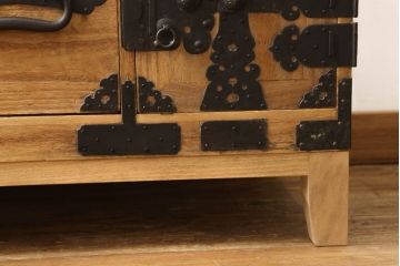 2段重ね桐箪笥をローチェストとローボードにリメイク!上段は高品質リペア。下段はヒノキ材の天板、木製脚を取り付け。どちらも木地色仕上げに。