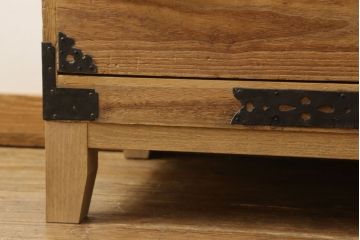 2段重ね桐箪笥をローチェストとローボードにリメイク!上段は高品質リペア。下段はヒノキ材の天板、木製脚を取り付け。どちらも木地色仕上げに。