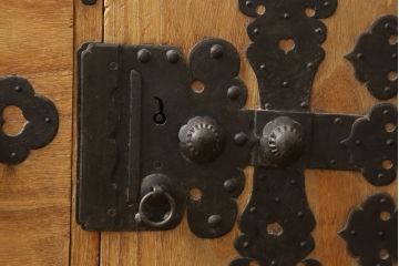 2段重ね桐箪笥をローチェストとローボードにリメイク!上段は高品質リペア。下段はヒノキ材の天板、木製脚を取り付け。どちらも木地色仕上げに。