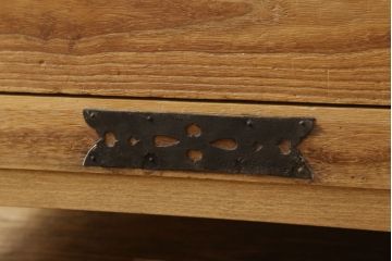 2段重ね桐箪笥をローチェストとローボードにリメイク!上段は高品質リペア。下段はヒノキ材の天板、木製脚を取り付け。どちらも木地色仕上げに。