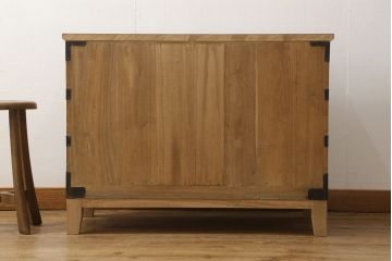 2段重ね桐箪笥をローチェストとローボードにリメイク!上段は高品質リペア。下段はヒノキ材の天板、木製脚を取り付け。どちらも木地色仕上げに。