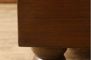 箪笥を両面カウンター型食器棚にリメイク!扉を外して引き出しをオープンに。ヒノキ無垢材の天板と脚を取り付け。引き出し底板を補強し背面をリペア。