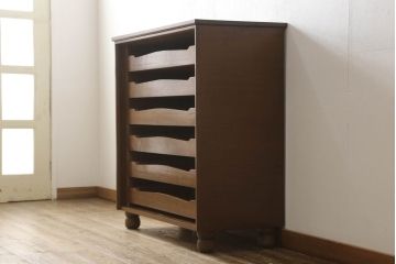 箪笥を両面カウンター型食器棚にリメイク!扉を外して引き出しをオープンに。ヒノキ無垢材の天板と脚を取り付け。引き出し底板を補強し背面をリペア。
