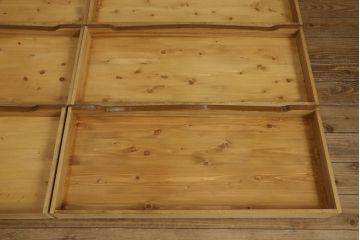 箪笥を両面カウンター型食器棚にリメイク!扉を外して引き出しをオープンに。ヒノキ無垢材の天板と脚を取り付け。引き出し底板を補強し背面をリペア。