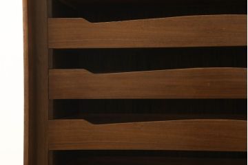 箪笥を両面カウンター型食器棚にリメイク!扉を外して引き出しをオープンに。ヒノキ無垢材の天板と脚を取り付け。引き出し底板を補強し背面をリペア。