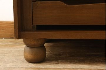 箪笥を両面カウンター型食器棚にリメイク!扉を外して引き出しをオープンに。ヒノキ無垢材の天板と脚を取り付け。引き出し底板を補強し背面をリペア。