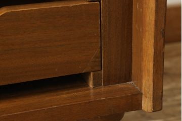 箪笥を両面カウンター型食器棚にリメイク!扉を外して引き出しをオープンに。ヒノキ無垢材の天板と脚を取り付け。引き出し底板を補強し背面をリペア。