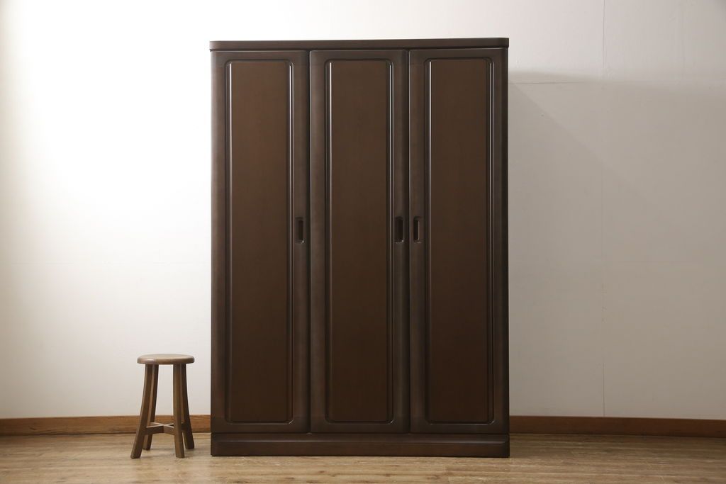 ワードローブを低くリメイク!高さをリサイズし、必要に応じてポール、金具を移設。元の色味を活かした仕上げに。