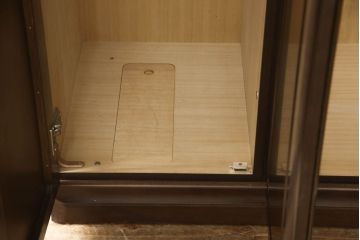 ワードローブを低くリメイク!高さをリサイズし、必要に応じてポール、金具を移設。元の色味を活かした仕上げに。