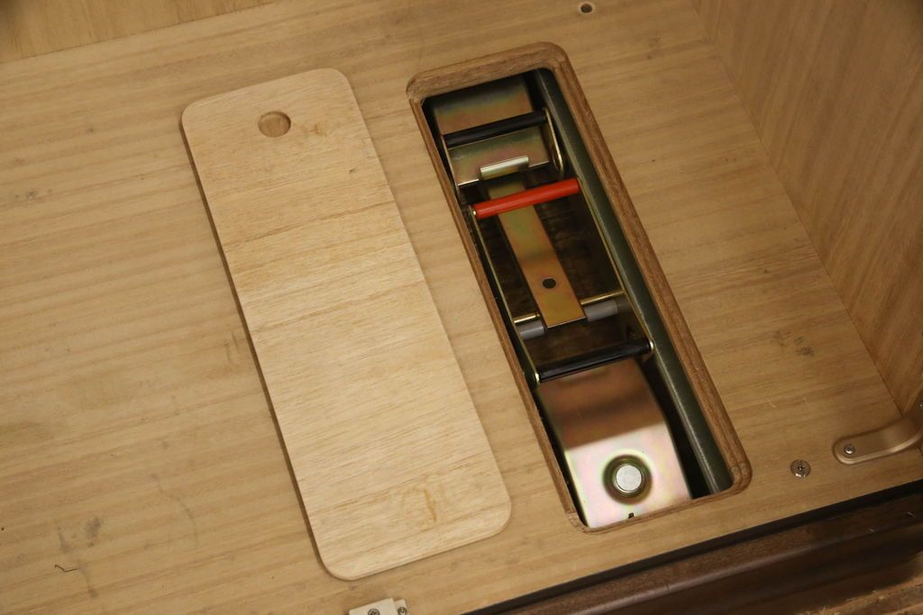 ワードローブを低くリメイク!高さをリサイズし、必要に応じてポール、金具を移設。元の色味を活かした仕上げに。