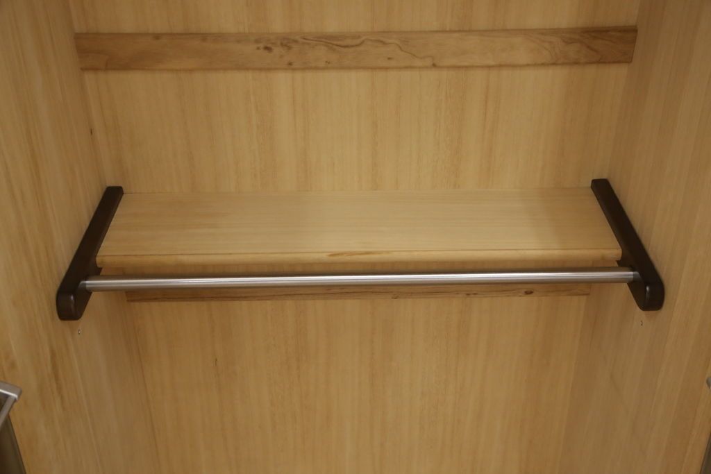 ワードローブを低くリメイク!高さをリサイズし、必要に応じてポール、金具を移設。元の色味を活かした仕上げに。