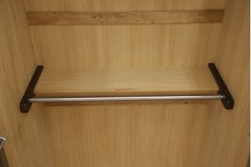 ワードローブを低くリメイク!高さをリサイズし、必要に応じてポール、金具を移設。元の色味を活かした仕上げに。