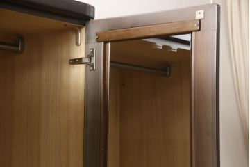 ワードローブを低くリメイク!高さをリサイズし、必要に応じてポール、金具を移設。元の色味を活かした仕上げに。