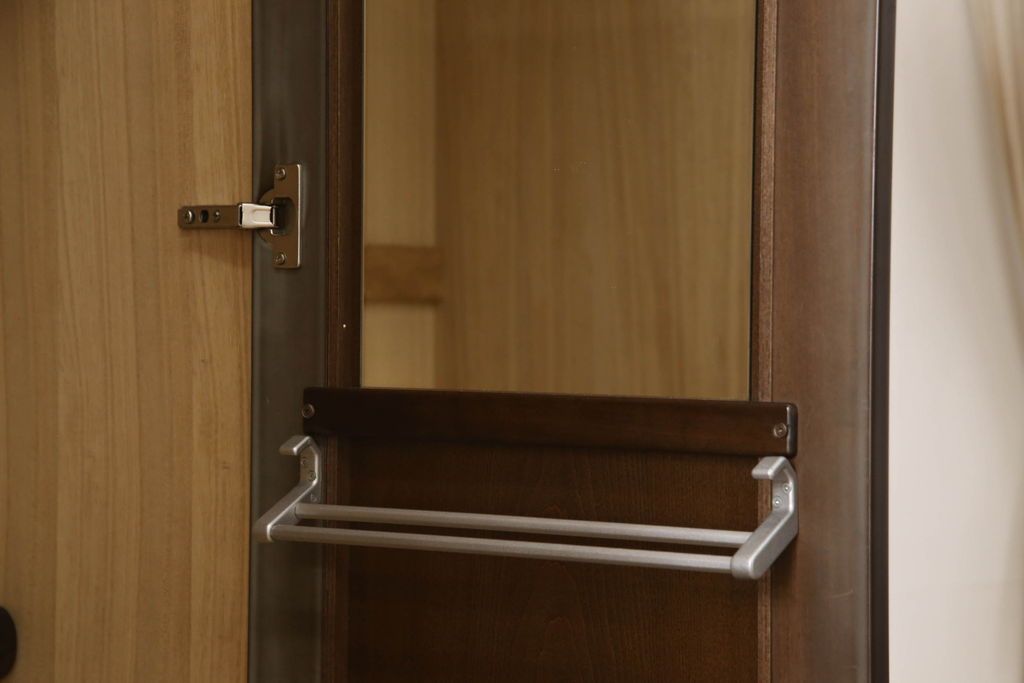 ワードローブを低くリメイク!高さをリサイズし、必要に応じてポール、金具を移設。元の色味を活かした仕上げに。