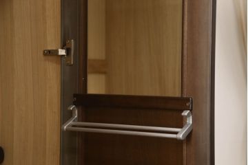 ワードローブを低くリメイク!高さをリサイズし、必要に応じてポール、金具を移設。元の色味を活かした仕上げに。