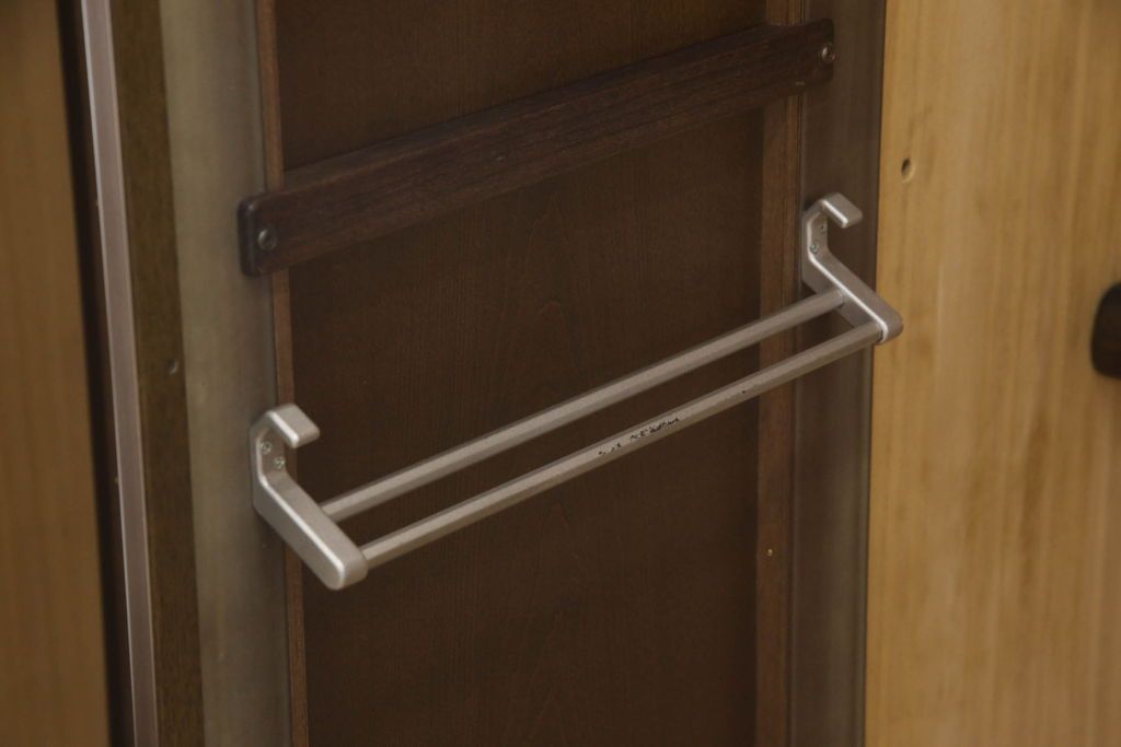 ワードローブを低くリメイク!高さをリサイズし、必要に応じてポール、金具を移設。元の色味を活かした仕上げに。