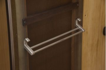 ワードローブを低くリメイク!高さをリサイズし、必要に応じてポール、金具を移設。元の色味を活かした仕上げに。