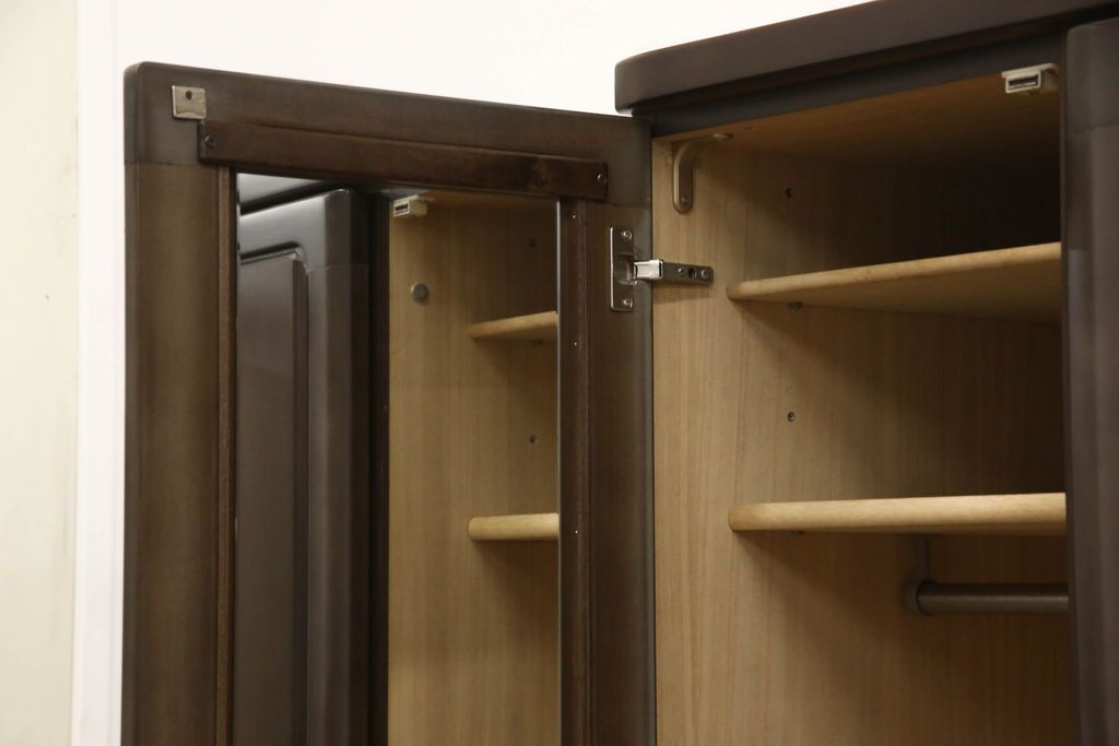 ワードローブを低くリメイク!高さをリサイズし、必要に応じてポール、金具を移設。元の色味を活かした仕上げに。