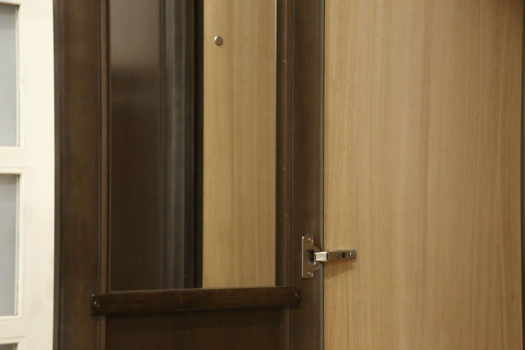 ワードローブを低くリメイク!高さをリサイズし、必要に応じてポール、金具を移設。元の色味を活かした仕上げに。