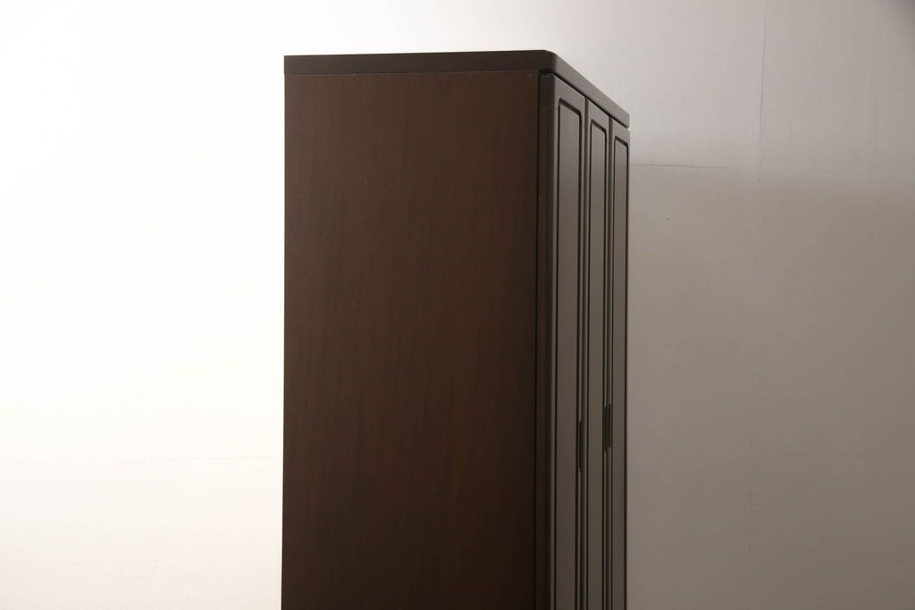 ワードローブを低くリメイク!高さをリサイズし、必要に応じてポール、金具を移設。元の色味を活かした仕上げに。