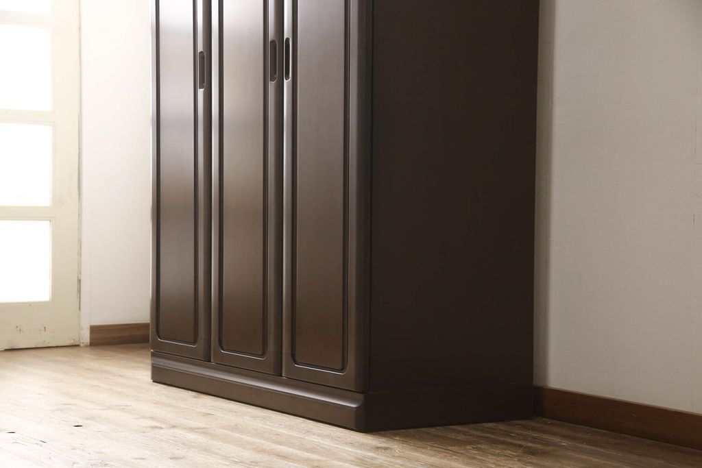 ワードローブを低くリメイク!高さをリサイズし、必要に応じてポール、金具を移設。元の色味を活かした仕上げに。