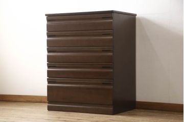洋服箪笥を小さくリメイク!高さは下から5段までの位置でカットし、幅も小さく。ヒノキ材の天板を取り付け。