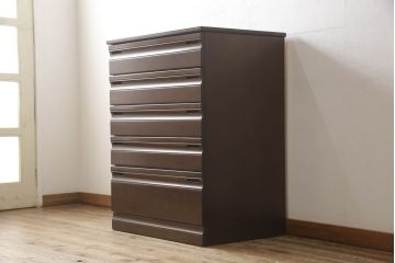 洋服箪笥を小さくリメイク!高さは下から5段までの位置でカットし、幅も小さく。ヒノキ材の天板を取り付け。