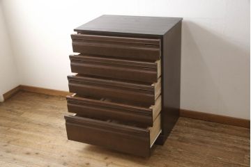 洋服箪笥を小さくリメイク!高さは下から5段までの位置でカットし、幅も小さく。ヒノキ材の天板を取り付け。