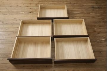 洋服箪笥を小さくリメイク!高さは下から5段までの位置でカットし、幅も小さく。ヒノキ材の天板を取り付け。