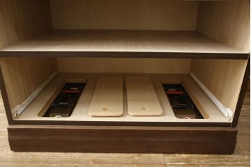 洋服箪笥を小さくリメイク!高さは下から5段までの位置でカットし、幅も小さく。ヒノキ材の天板を取り付け。