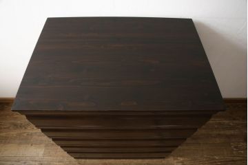 洋服箪笥を小さくリメイク!高さは下から5段までの位置でカットし、幅も小さく。ヒノキ材の天板を取り付け。