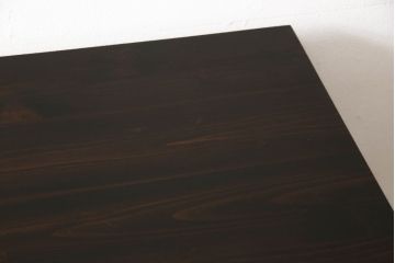 洋服箪笥を小さくリメイク!高さは下から5段までの位置でカットし、幅も小さく。ヒノキ材の天板を取り付け。
