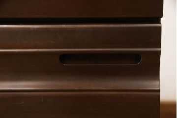 洋服箪笥を小さくリメイク!高さは下から5段までの位置でカットし、幅も小さく。ヒノキ材の天板を取り付け。