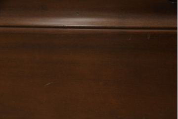 洋服箪笥を小さくリメイク!高さは下から5段までの位置でカットし、幅も小さく。ヒノキ材の天板を取り付け。