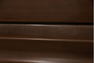 洋服箪笥を小さくリメイク!高さは下から5段までの位置でカットし、幅も小さく。ヒノキ材の天板を取り付け。