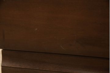 洋服箪笥を小さくリメイク!高さは下から5段までの位置でカットし、幅も小さく。ヒノキ材の天板を取り付け。