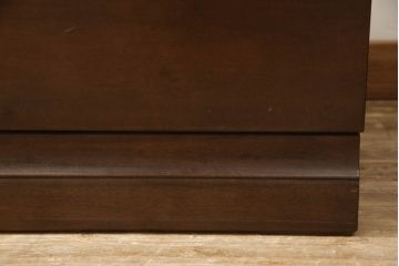 洋服箪笥を小さくリメイク!高さは下から5段までの位置でカットし、幅も小さく。ヒノキ材の天板を取り付け。