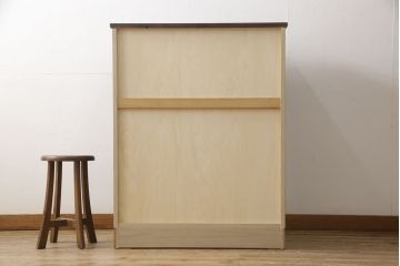 洋服箪笥を小さくリメイク!高さは下から5段までの位置でカットし、幅も小さく。ヒノキ材の天板を取り付け。