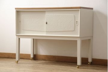 3段重ね桐箪笥を2つのサイドボードとチェストにリメイク!上段、中段はそれぞれ脚を取り付け。中段は衣装盆の欠けを修理。いずれも戸と引き出しの鍵とキャスターを取り付け、天板を設置。天板はブラウン系ステイン塗料、本体はアンティークホワイトでペイント仕上げ。