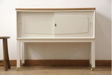 3段重ね桐箪笥を2つのサイドボードとチェストにリメイク!上段、中段はそれぞれ脚を取り付け。中段は衣装盆の欠けを修理。いずれも戸と引き出しの鍵とキャスターを取り付け、天板を設置。天板はブラウン系ステイン塗料、本体はアンティークホワイトでペイント仕上げ。