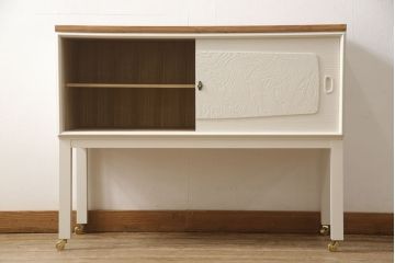 3段重ね桐箪笥を2つのサイドボードとチェストにリメイク!上段、中段はそれぞれ脚を取り付け。中段は衣装盆の欠けを修理。いずれも戸と引き出しの鍵とキャスターを取り付け、天板を設置。天板はブラウン系ステイン塗料、本体はアンティークホワイトでペイント仕上げ。