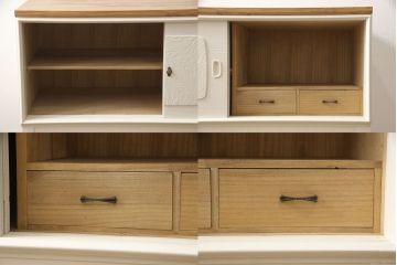 3段重ね桐箪笥を2つのサイドボードとチェストにリメイク!上段、中段はそれぞれ脚を取り付け。中段は衣装盆の欠けを修理。いずれも戸と引き出しの鍵とキャスターを取り付け、天板を設置。天板はブラウン系ステイン塗料、本体はアンティークホワイトでペイント仕上げ。