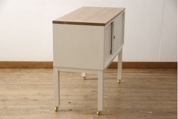 3段重ね桐箪笥を2つのサイドボードとチェストにリメイク!上段、中段はそれぞれ脚を取り付け。中段は衣装盆の欠けを修理。いずれも戸と引き出しの鍵とキャスターを取り付け、天板を設置。天板はブラウン系ステイン塗料、本体はアンティークホワイトでペイント仕上げ。