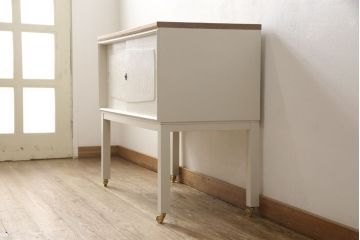 3段重ね桐箪笥を2つのサイドボードとチェストにリメイク!上段、中段はそれぞれ脚を取り付け。中段は衣装盆の欠けを修理。いずれも戸と引き出しの鍵とキャスターを取り付け、天板を設置。天板はブラウン系ステイン塗料、本体はアンティークホワイトでペイント仕上げ。