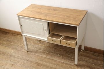 3段重ね桐箪笥を2つのサイドボードとチェストにリメイク!上段、中段はそれぞれ脚を取り付け。中段は衣装盆の欠けを修理。いずれも戸と引き出しの鍵とキャスターを取り付け、天板を設置。天板はブラウン系ステイン塗料、本体はアンティークホワイトでペイント仕上げ。