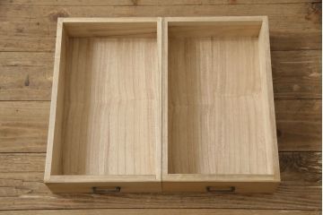 3段重ね桐箪笥を2つのサイドボードとチェストにリメイク!上段、中段はそれぞれ脚を取り付け。中段は衣装盆の欠けを修理。いずれも戸と引き出しの鍵とキャスターを取り付け、天板を設置。天板はブラウン系ステイン塗料、本体はアンティークホワイトでペイント仕上げ。