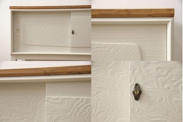 3段重ね桐箪笥を2つのサイドボードとチェストにリメイク!上段、中段はそれぞれ脚を取り付け。中段は衣装盆の欠けを修理。いずれも戸と引き出しの鍵とキャスターを取り付け、天板を設置。天板はブラウン系ステイン塗料、本体はアンティークホワイトでペイント仕上げ。