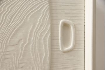 3段重ね桐箪笥を2つのサイドボードとチェストにリメイク!上段、中段はそれぞれ脚を取り付け。中段は衣装盆の欠けを修理。いずれも戸と引き出しの鍵とキャスターを取り付け、天板を設置。天板はブラウン系ステイン塗料、本体はアンティークホワイトでペイント仕上げ。